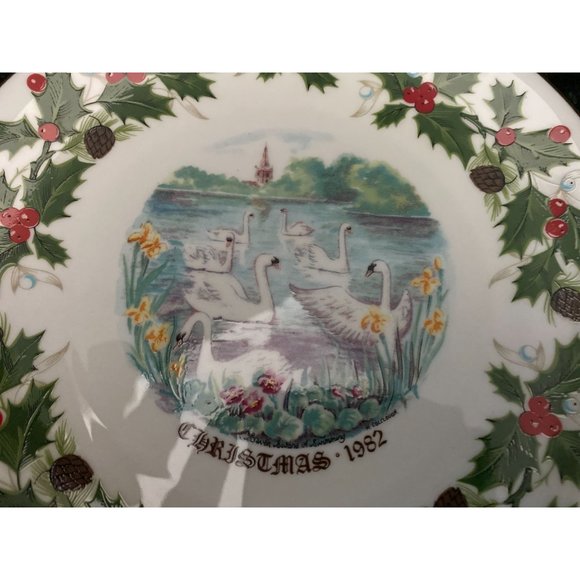 Royal Grafton " Twelve Days of Christmas" Plate, Seven Swans A Swimming, 1982 - Picture 4 of 6